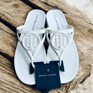 NWT Tommy Hilfiger 9 Gorgeous  Women's Vedna Cutout Logo Jelly Flip Flop Sandals